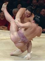 Asashoryu leads Kyushu tourney with no loss